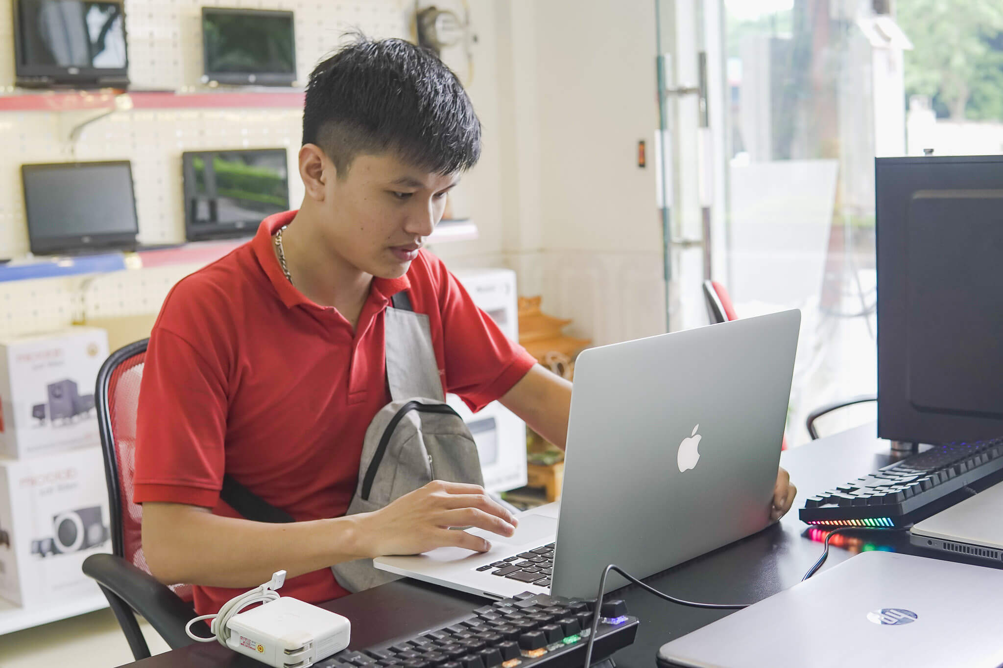 Sửa chữa Macbook tại một trung tâm sửa chữa tiêu chuẩn 5 sao HNStore có gì khác biệt với các cửa hàng khác?